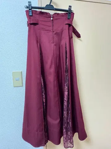 [엑시즈팜] 버건디 레이스 슬릿 플레어 스커트