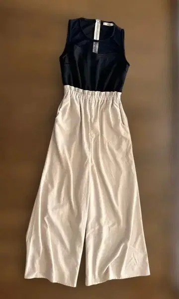 dazzlin 탱크탑 스타일 올인원 네이비 컬러와 베이지