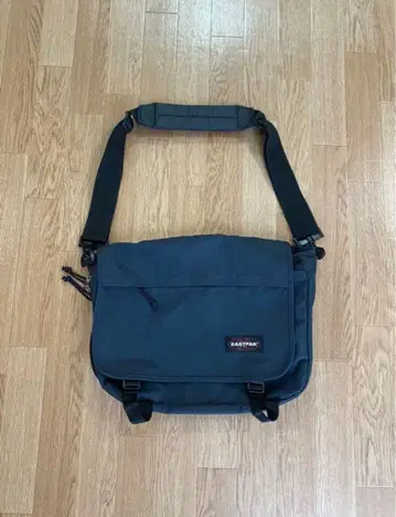 EASTPAK 메신저 백 그레이