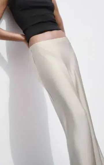 [ 새상품! ] ZARA 새틴 미디 기장 스커트