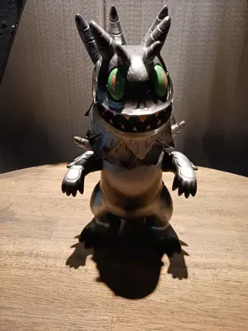 특촬물 피규어 블랙과 실버의 캐릭터