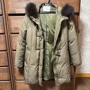 퍼 달린 올리브 그린 더플 코트