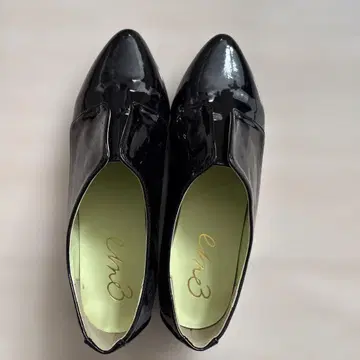 여성용 블랙 에나멜 펌프스 23.5cm
