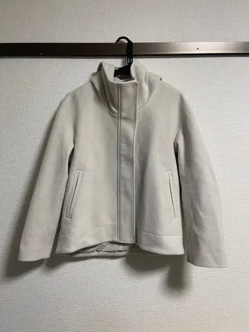 화이트 후드 부착 자켓 GU