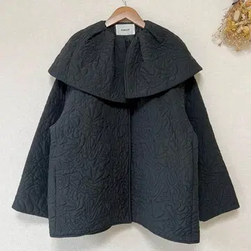 machatt 탑 써모 퀼팅 자켓 자수 블랙