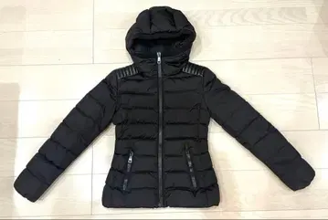 블랙 후드 부착 다운 자켓