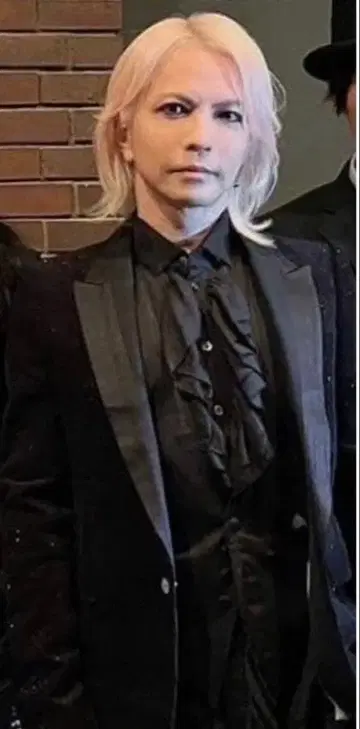 hyde 착용 Share Sprit 프릴 블라우스 if 라르크