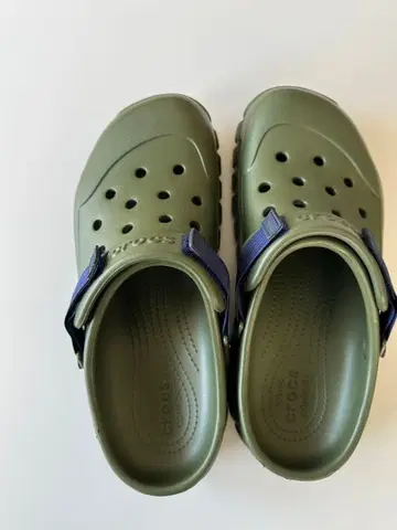 Crocs 올리브 그린 클로그 샌들