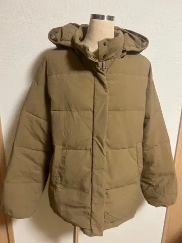 카멜 브라운 후드 부착 다운 자켓