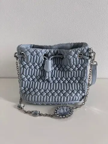 라이트 블루 버킷 백 체인 스트랩