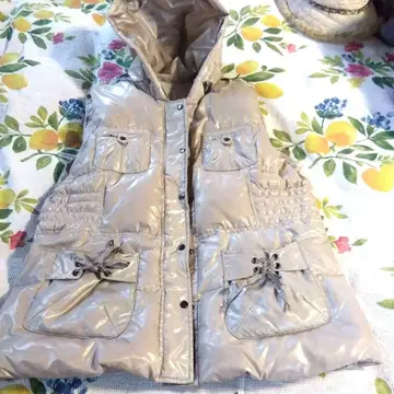 편리하고 세련된 후드 부착 베이지 다운 베스트