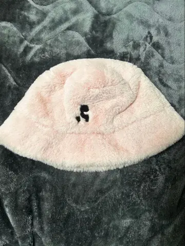 Rest & Recreation 핑크 인조 모피 버킷 햇