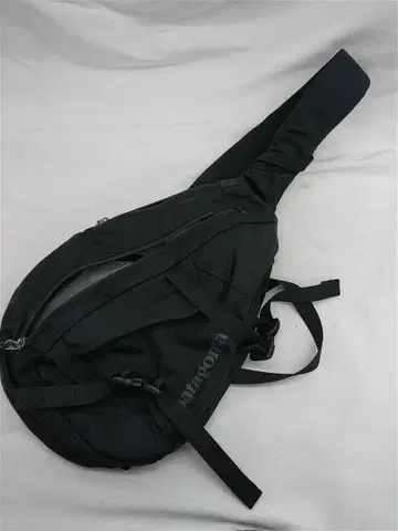 파타고니아 아톰 슬링 8L 블랙 계열 원 숄더백