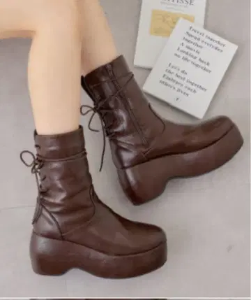 [ Chico ] 통굽 안쪽 짜임 슬림 숏 기장 부츠 브라운