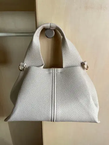 화이트 가죽 숄더백