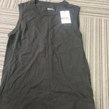 MHL. 블랙 슬리브리스 상의