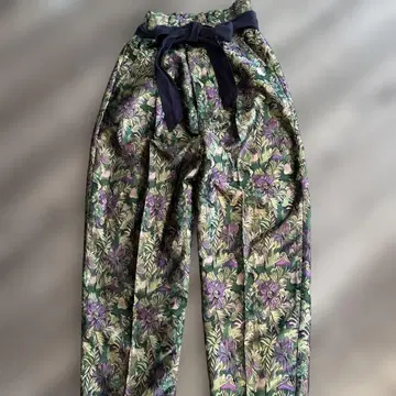 개성 있는 꽃무늬 와이드 턱 팬츠 리본 포함