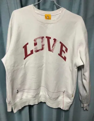 화이트 LOVE 프린트 맨투맨