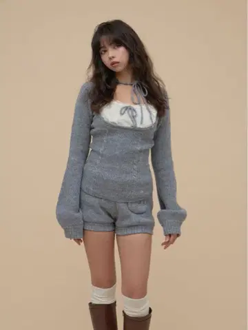 andmary Raven gather set up gray