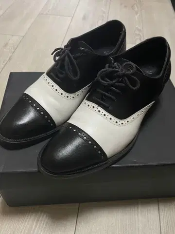 옥스퍼드 스타일 가죽 신발 블랙/화이트