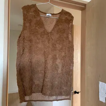 로리즈팜 브라운 V넥 니트 베스트