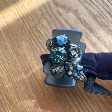 COMPLEX BIZ 장식 포함 그레이 헤어 클립