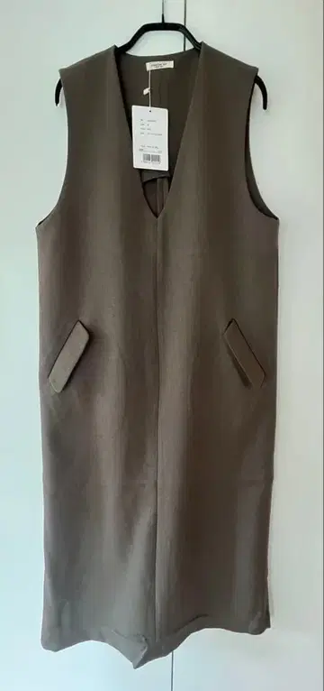 한 장으로 멋스럽게! 고급 릴랙시 스타일. 포켓 V넥 원피스