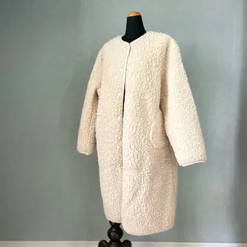 크림색 보아 롱 자켓 타입