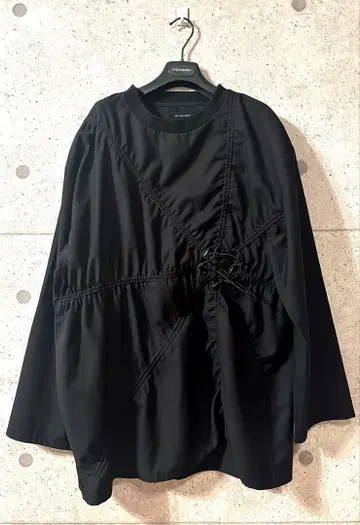 NOT CONVENTIONAL 스트링 셔츠 변형 셔링 소매 리브