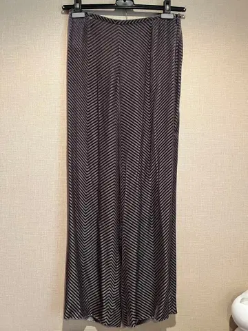 아르마니 콜레치오니의 벨벳 팬츠