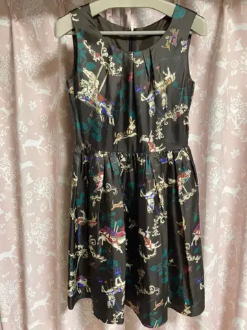 로이스크레용 회전목마 패턴 원피스