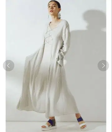 레이스업 원피스 UN3D. 아쓰리드