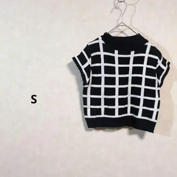 블랙과 화이트 체크 무늬 반팔 니트