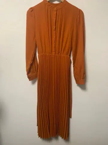 오렌지 긴팔 플리츠 원피스