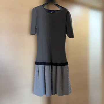 엠즈그레이시 그레이 반팔 무릎 기장 니트 원피스