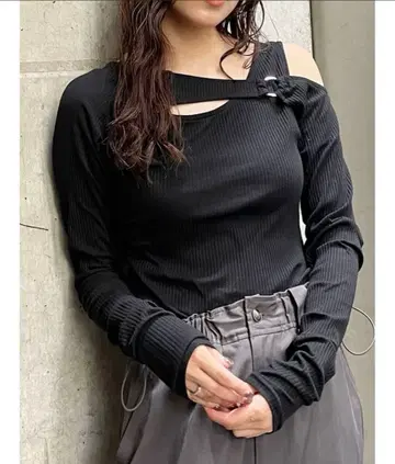 MURUA 링 데콜테 컷 탑