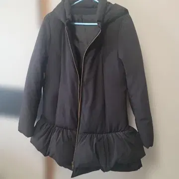 프릴 밑단 블랙 다운 자켓 후드 부착