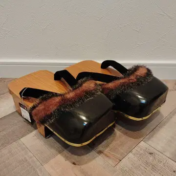 퍼 달린 블랙 일본 나막신