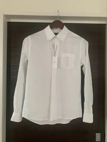 AKM 화이트 버튼 다운 셔츠