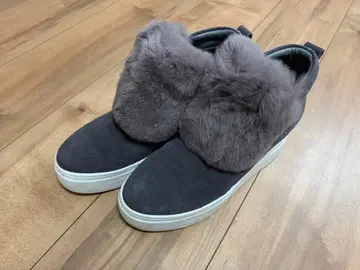 퍼 달린 그레이 스니커즈