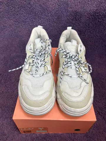 23.65 통굽 화이트 스니커즈