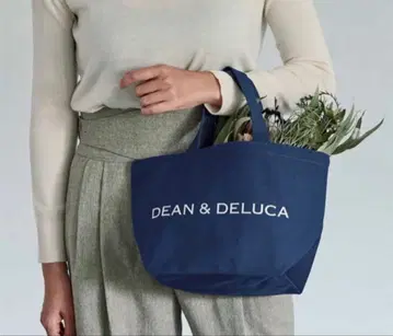 딘앤델루카 차리티 토트 2025 라피스 블루 S