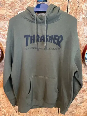 THRASHER 올리브 후드 부착 후드티