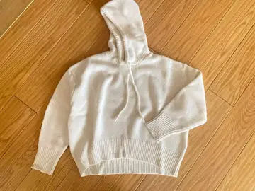 마차트 화이트 후드 부착 니트 스웨터