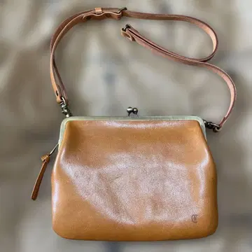 CLEDRAN 카멜 가죽 숄더백 (정가 3만엔 정도)