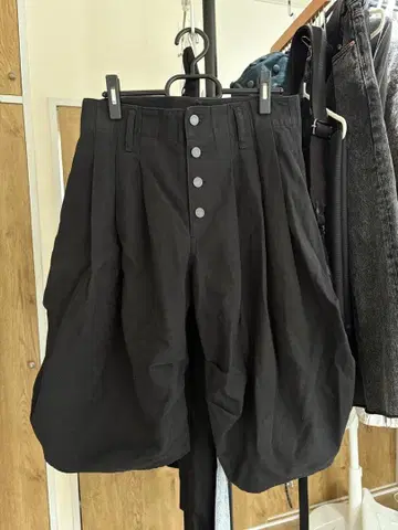 NEMETH 블랙 숏팬츠