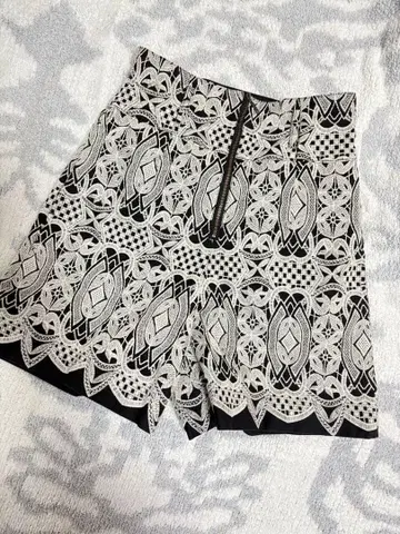 [GRACE CONTINENTAL] 하이웨스트 자수 숏팬츠 새상품급 36