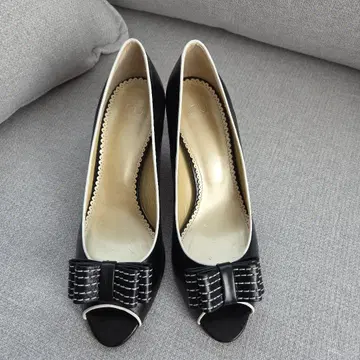 블랙 오픈토 펌프스 리본 포함