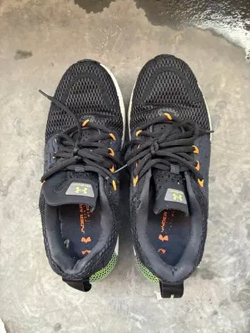 언더아머 러닝화 블랙/그린