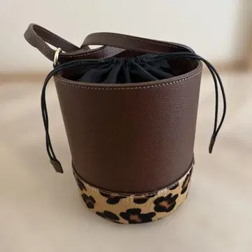 마르코 비안키니 바이컬러 버킷형 숄더백